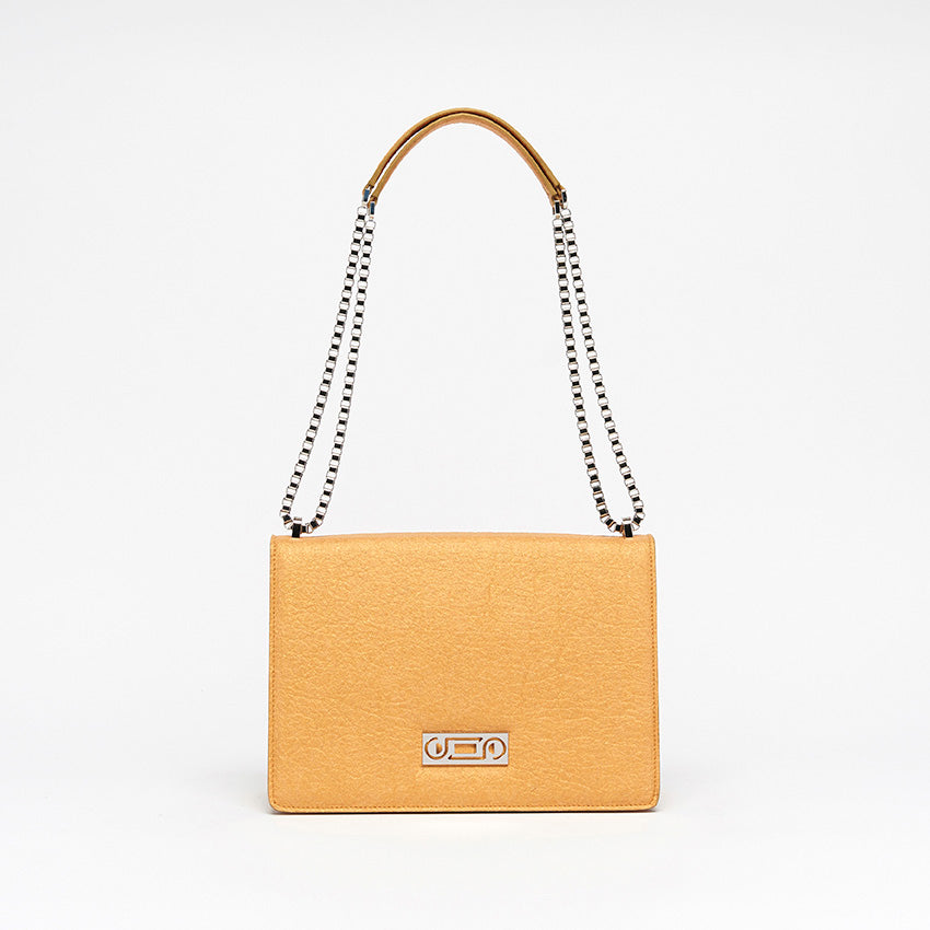 The Cristiana Vegan Shoulder Bag by Studio Tondini. Front view of the antique gold version with luminous palladium-plated hardware and a structured silhouette in Piñatex®. Ethical design meets timeless elegance.