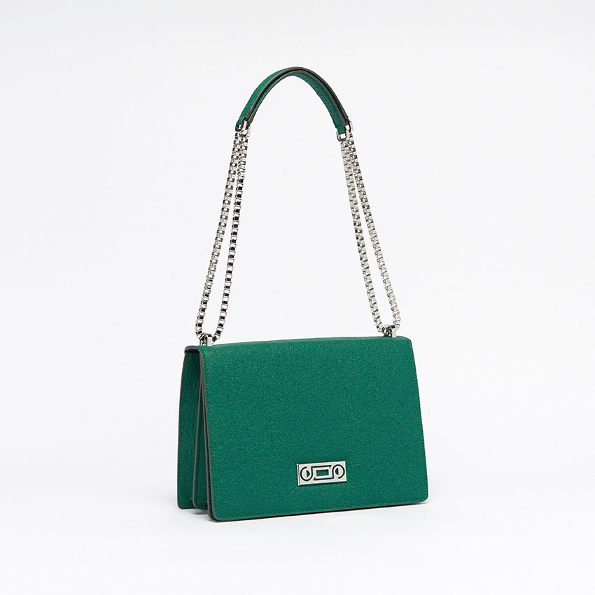 The Cristiana Vegan Shoulder Bag by Studio Tondini. Three-quarter view of the forest green version, highlighting the radiant chain plated in real palladium and the sculptural structure crafted from Piñatex®.