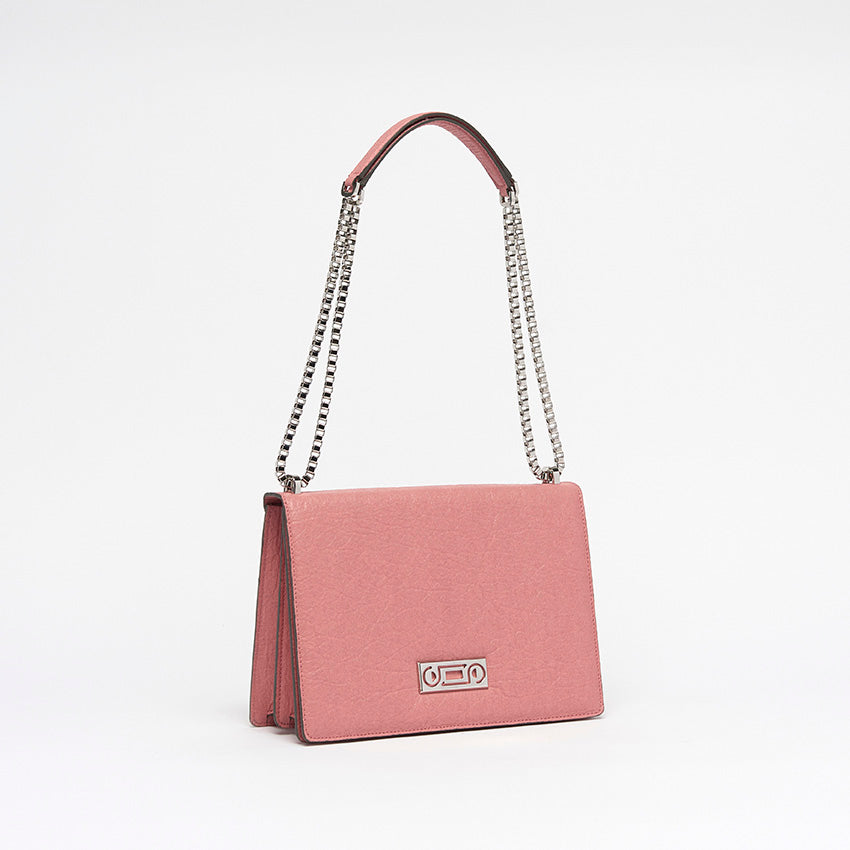 The Cristiana Vegan Shoulder Bag by Studio Tondini. Three-quarter view of the antique pink version, highlighting the radiant chain plated in real palladium and the sculptural structure crafted from Piñatex®.